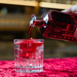 Quarantini Red Edition Gin 42% 0,5l -KISS Verkäufe kopie von 1 1 quarantini redgin